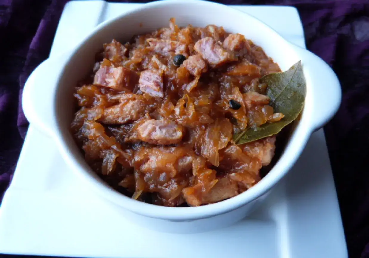 Pyszne danie z wędzonych żeberek i kapusty, idealne na obiad. Oto co ugotować z wędzonych żeberek!