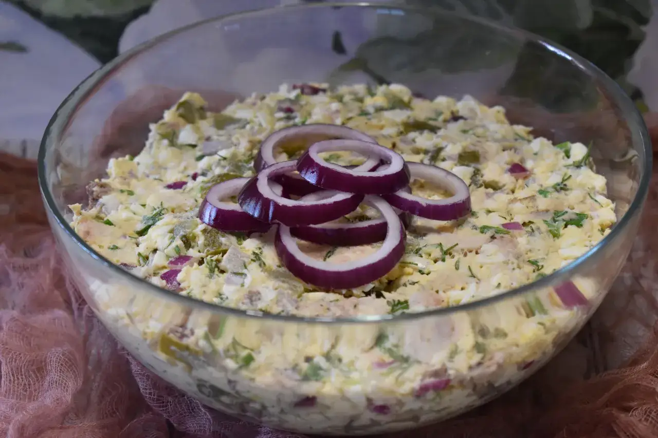 Zdjęcie Jak zrobić sałatkę z makreli – łatwy przepis, który zachwyci smakoszy