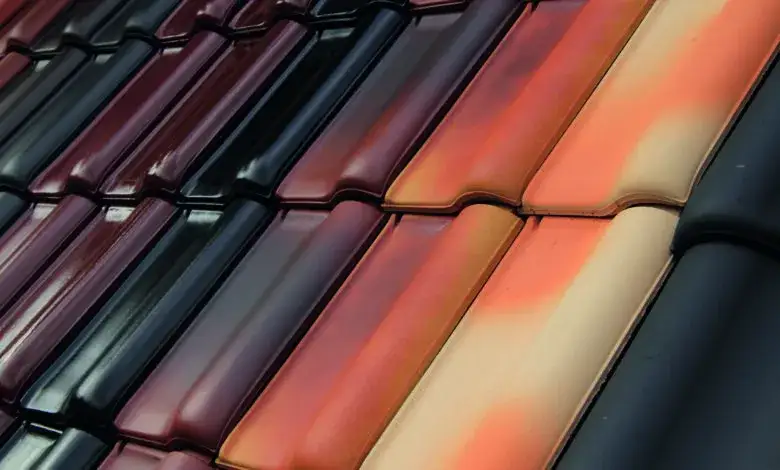 różne rodzaje pokryć dachowych: dachówka ceramiczna, blachodachówka, łupek, miedź
