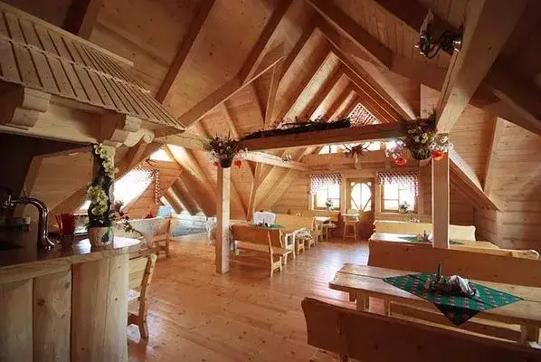 wnętrze karczmy g&oacute;ralskiej Białka Tatrzańska