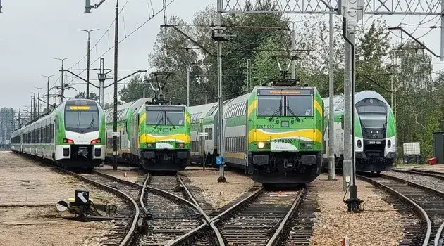 Tablica odjazdów pociągów Kolei Mazowieckich