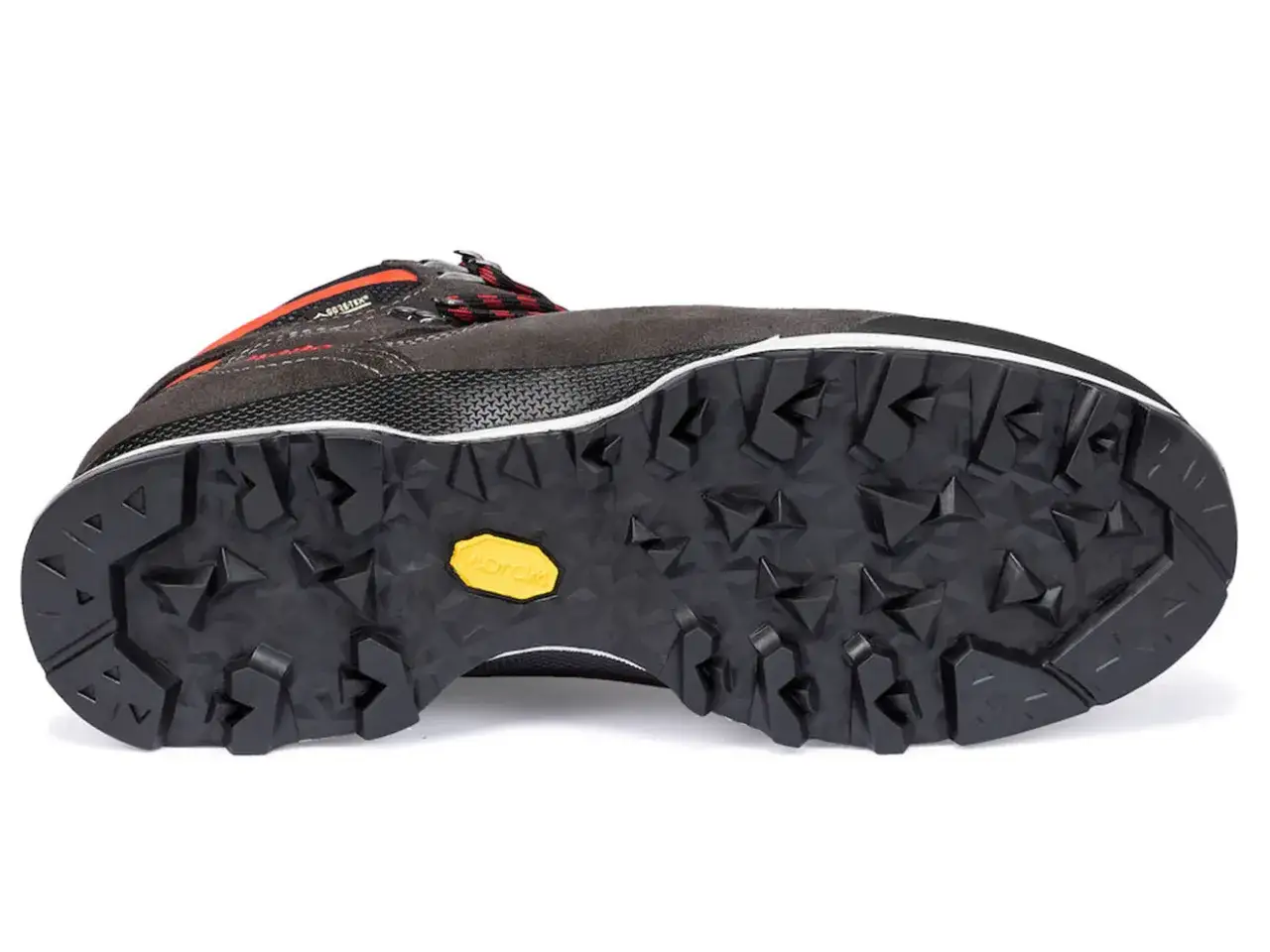 Podeszwę buta trekkingowego z agresywnym bieżnikiem i ż&oacute;łtym logo Vibram. Czy to lepsze niż Contagrip?