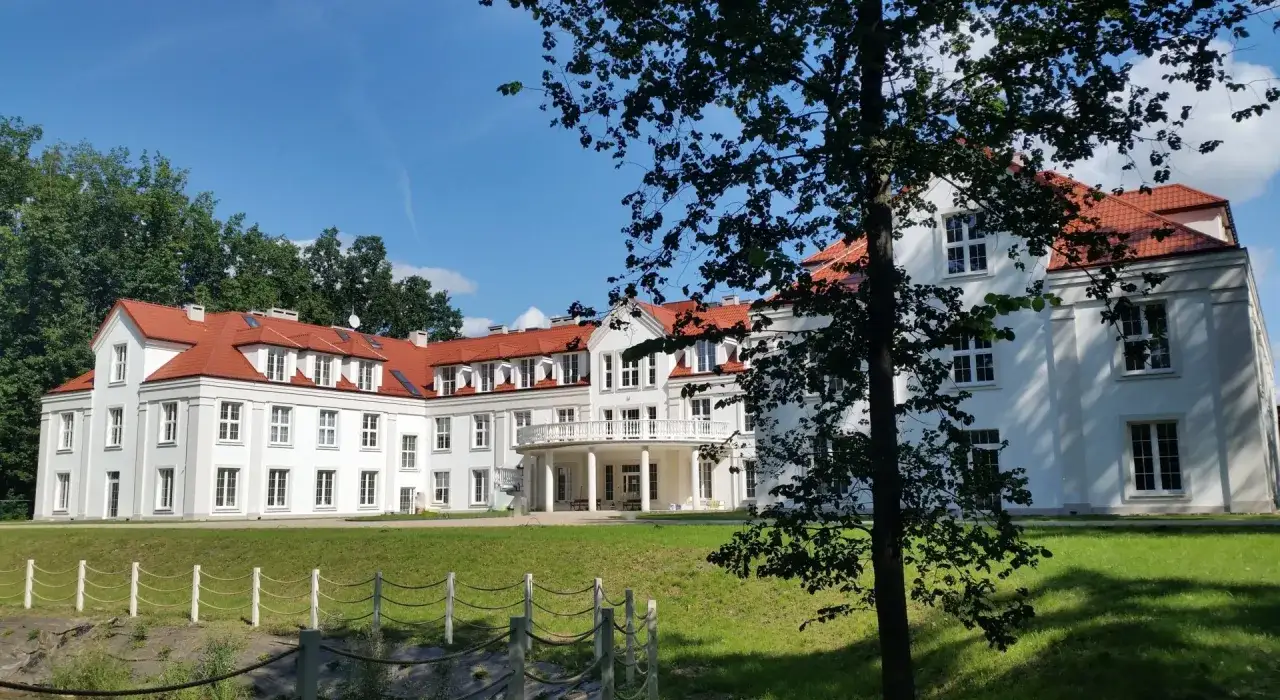 Jurajskie Centrum Seniora Jak w Domu budynek z ogrodem