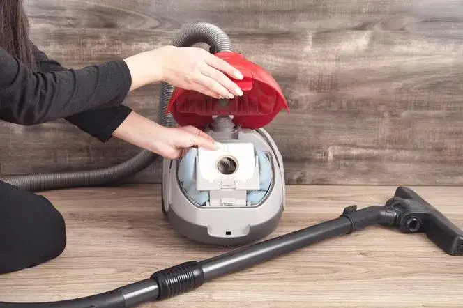 różne typy mocowań worków do odkurzaczy
