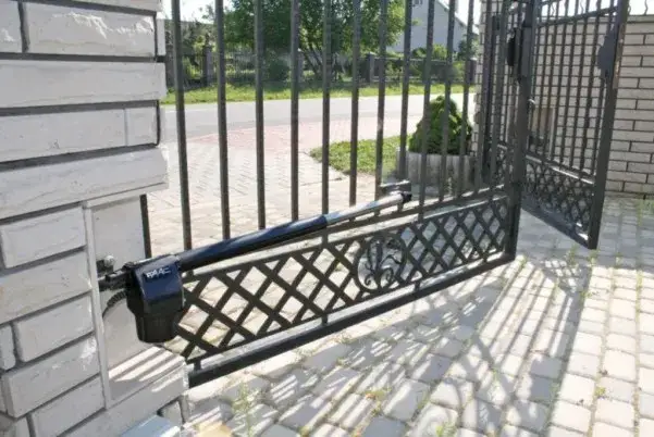 Zdjęcie Jak zamontować siłowniki do bramy dwuskrzydłowej - uniknij najczęstszych błędów