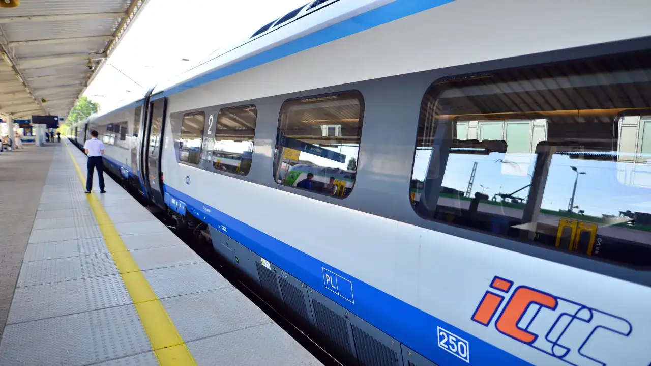 Nowoczesny pociąg PKP Intercity czeka na pasażerów na peronie. Może właśnie rusza w podróż z Olsztyna do Warszawy.
