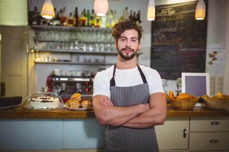 Gastronomie Mitarbeiter l&auml;chelnd