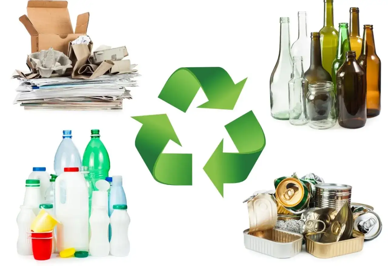 Stos papier&oacute;w, butelki szklane, puszki i pojemniki z tworzywa sztucznego plastik, symbol recyklingu.