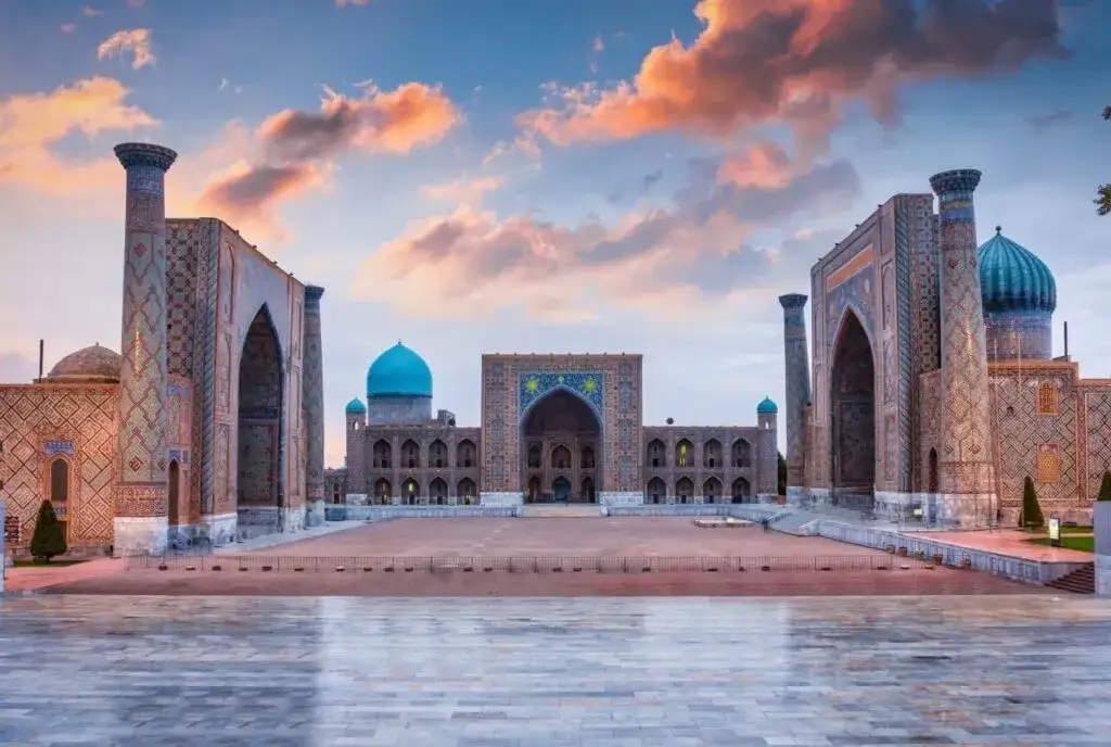 bezpieczny Uzbekistan Samarkanda plac Registan turyści