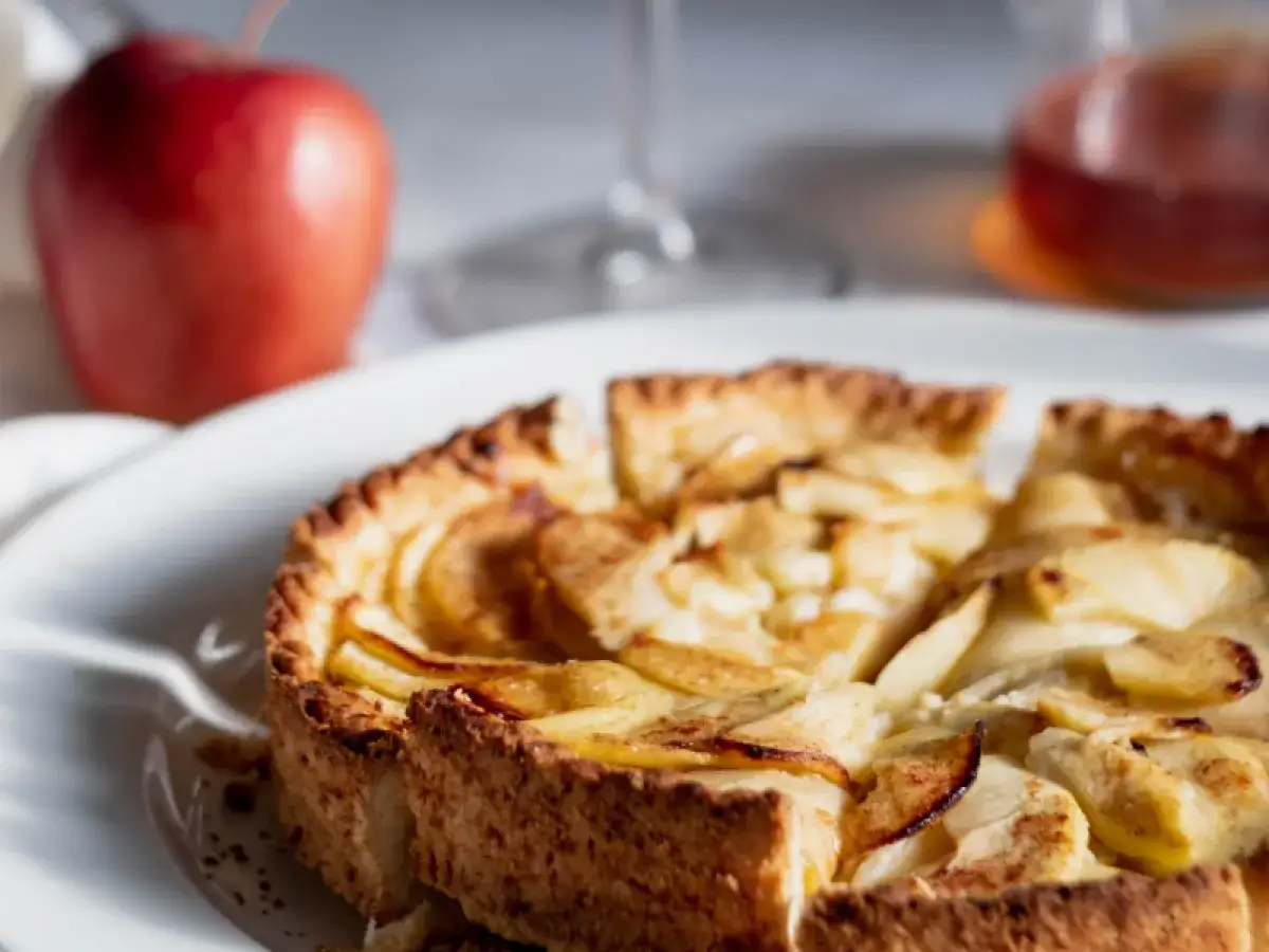 kobieta w ciąży gotująca zdrowe ciasto