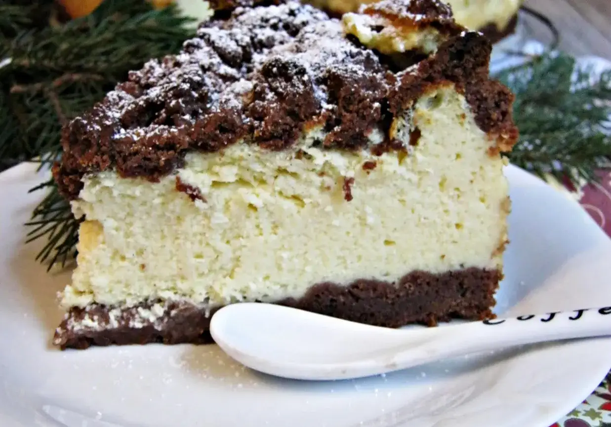 Kawałek sernika królewskiego z czekoladową kruszonką, idealny na święta. Jak zrobić taki pyszny deser?