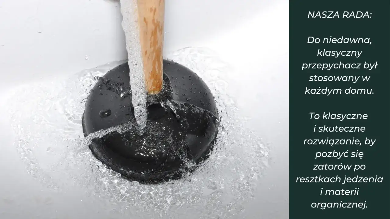 przepychanie zlewu przepychaczem ze stojącą wodą