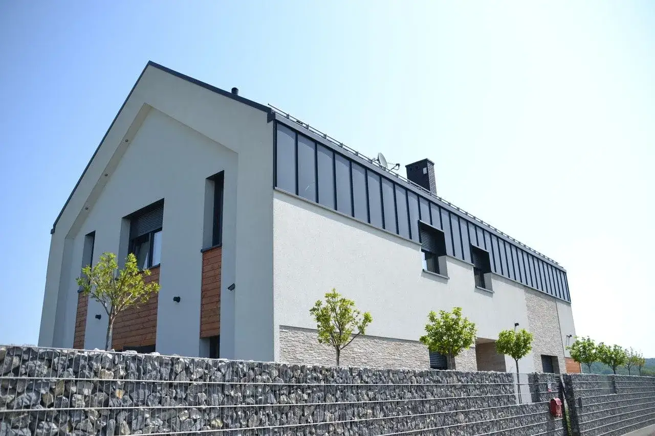 Nowoczesny dom z dachem płaskim, gdzie rynna ukryta jest dyskretnie w jego konstrukcji.