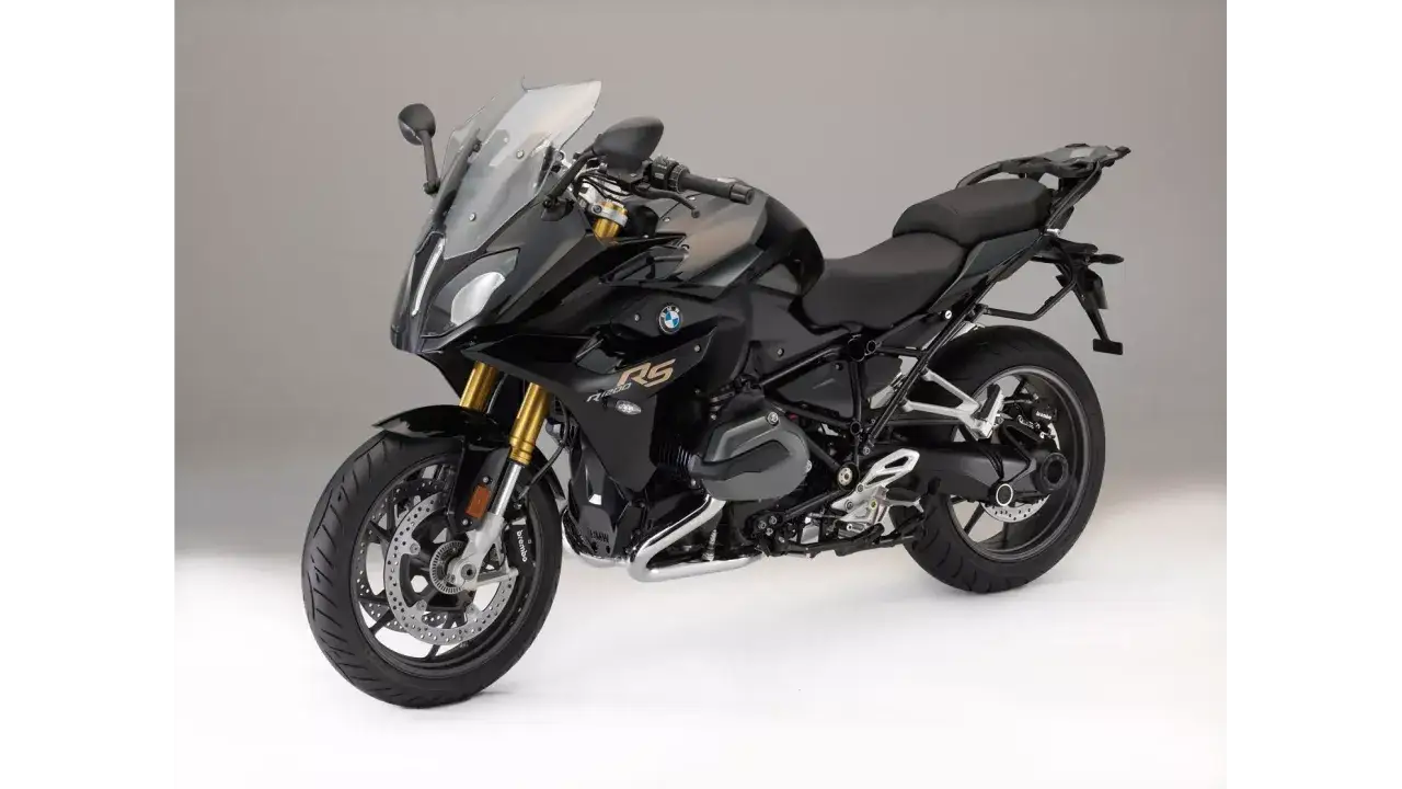 Czarny motocykl BMW R1200 RS z przyciemnianą szybą i złotymi elementami zawieszenia.