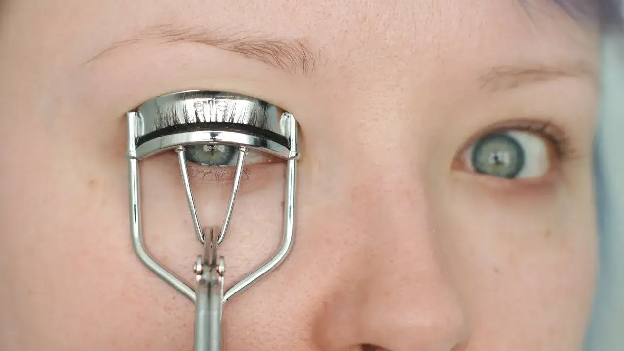 jak używać zalotki do rzęs krok po kroku