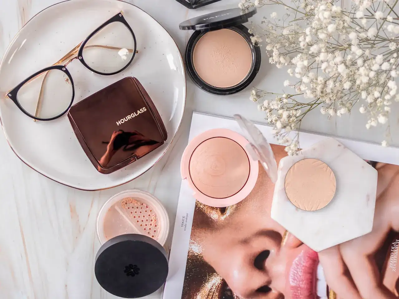 puder rozświetlający NAM vs Hourglass porównanie