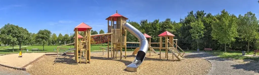 naturalne nawierzchnie plac zabaw piasek kora trawa