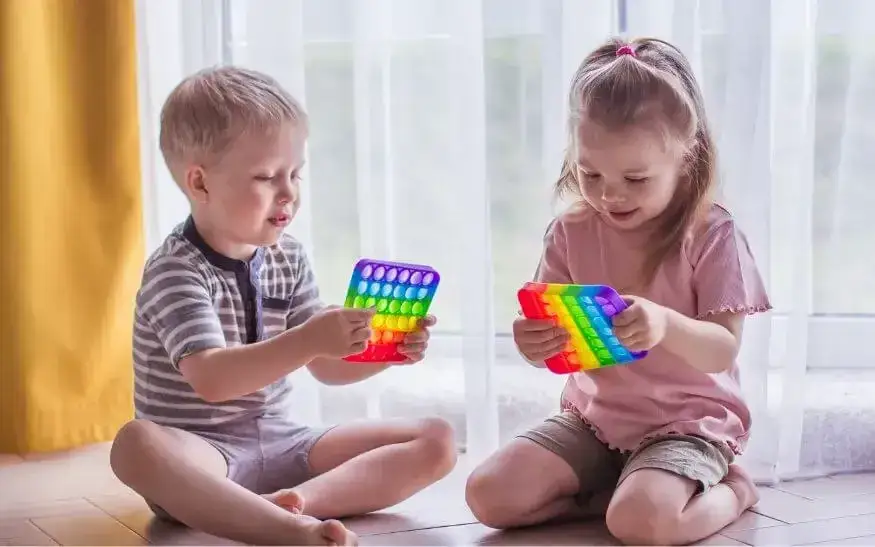 dziecko z problemami sensorycznymi w r&oacute;żnym wieku, rozw&oacute;j sensoryczny dziecka