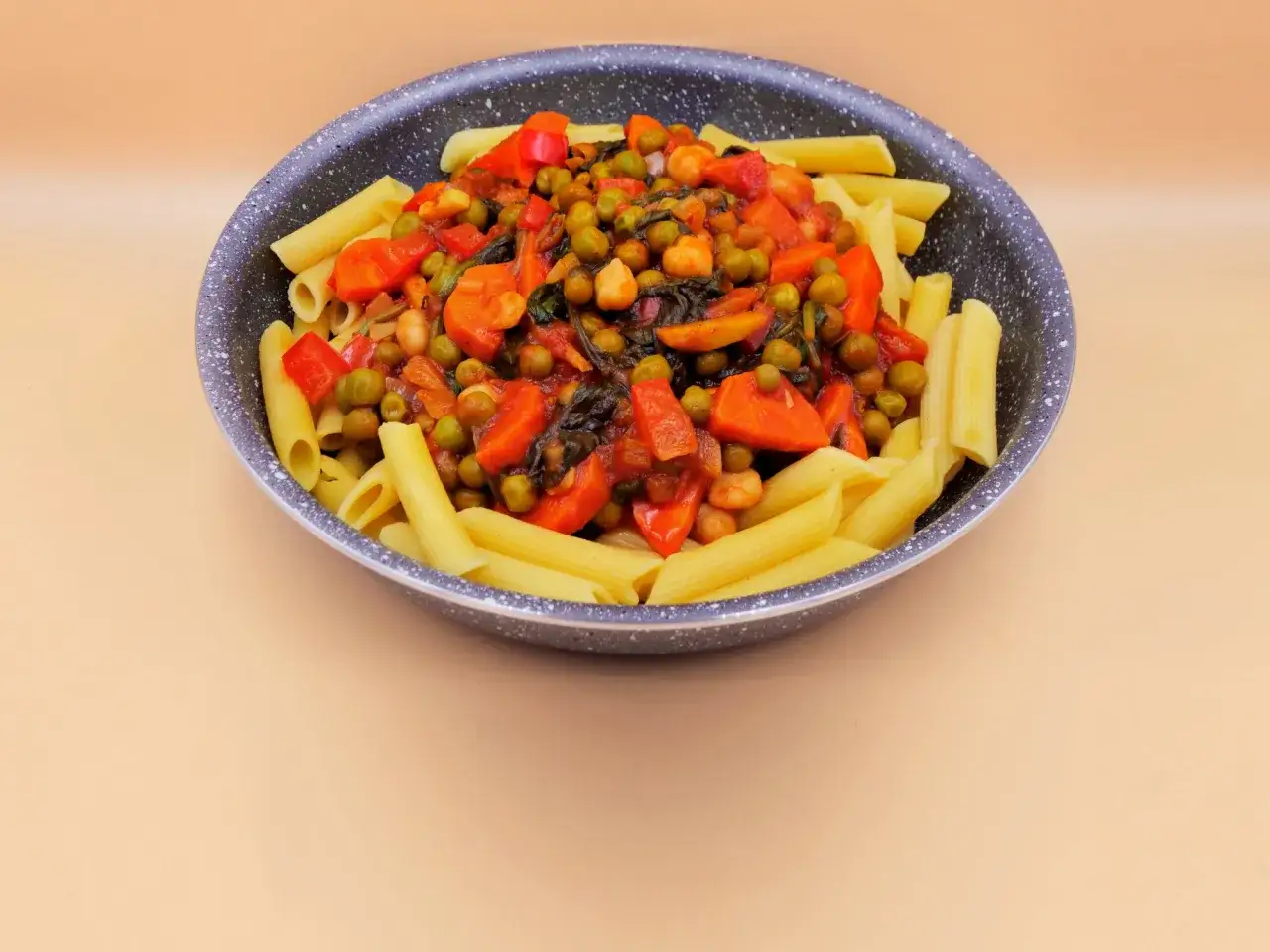 Zdrowy posiłek z makaronem z ciecierzycy