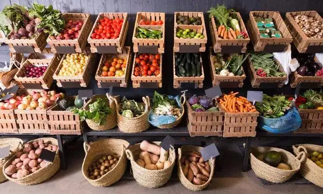 tanie sezonowe warzywa na targu