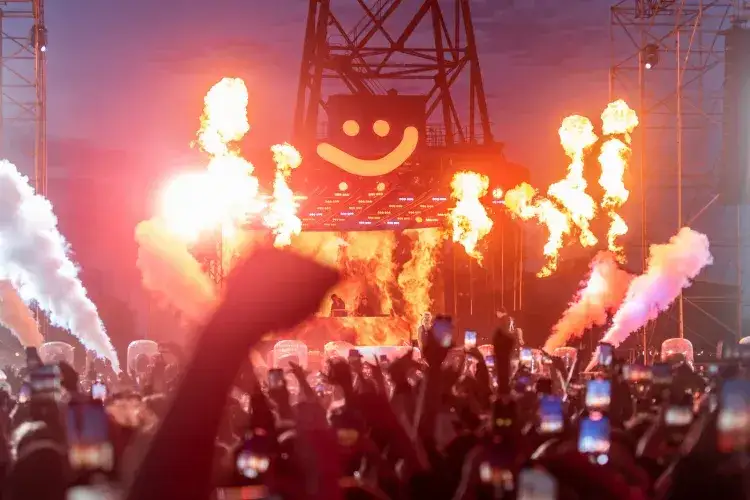 Mata na koncercie, energetyczna publiczność, scena