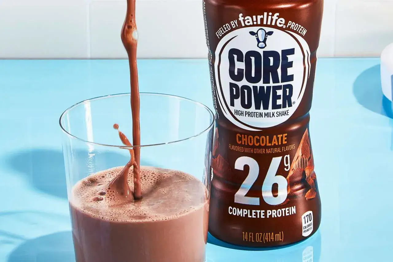 Czekoladowy shake proteinowy na odchudzanie Core Power, z 26g białka, nalewany do szklanki.