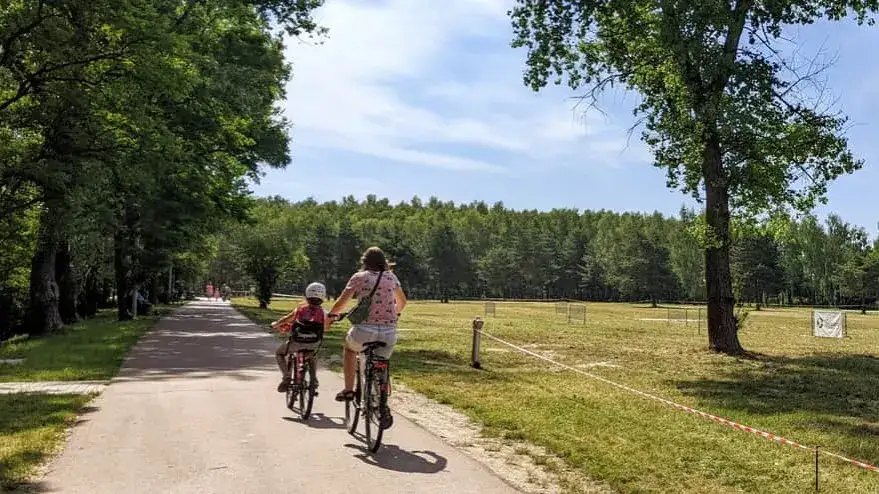 Rodzinna wycieczka rowerowa po płaskiej trasie