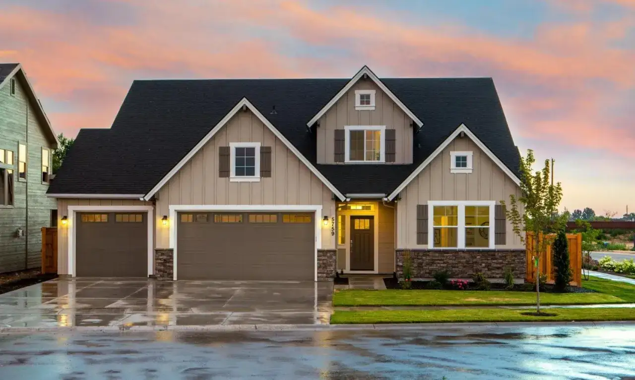 Piękny dom z podjazdem po deszczu. Marzysz o remoncie? Sprawdź, czy przysługuje Ci dofinansowanie na remont domu.