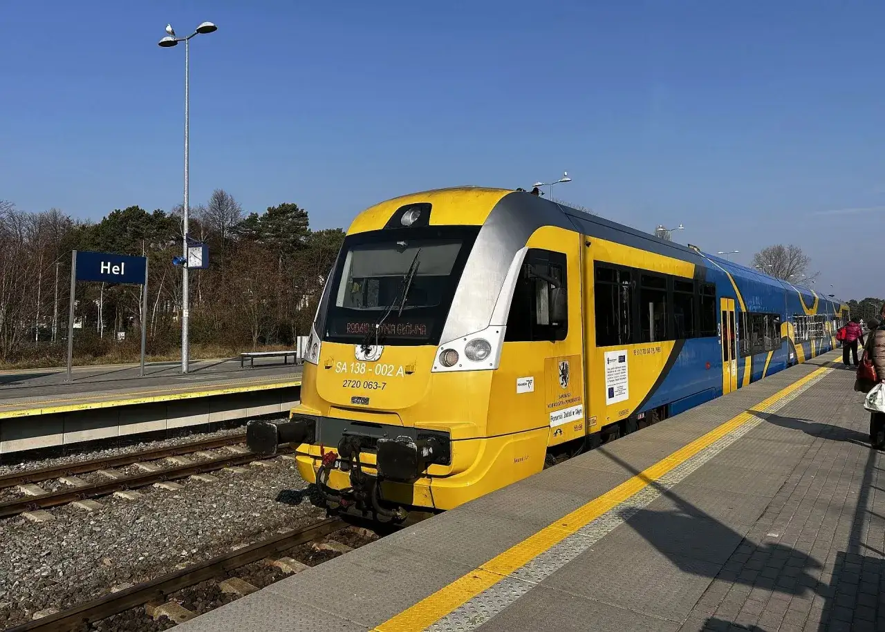 Pociąg SKM na stacji Hel. Chcesz wiedzieć, jak dojechać z Gdańska do Łeby? Pociąg to świetna opcja!