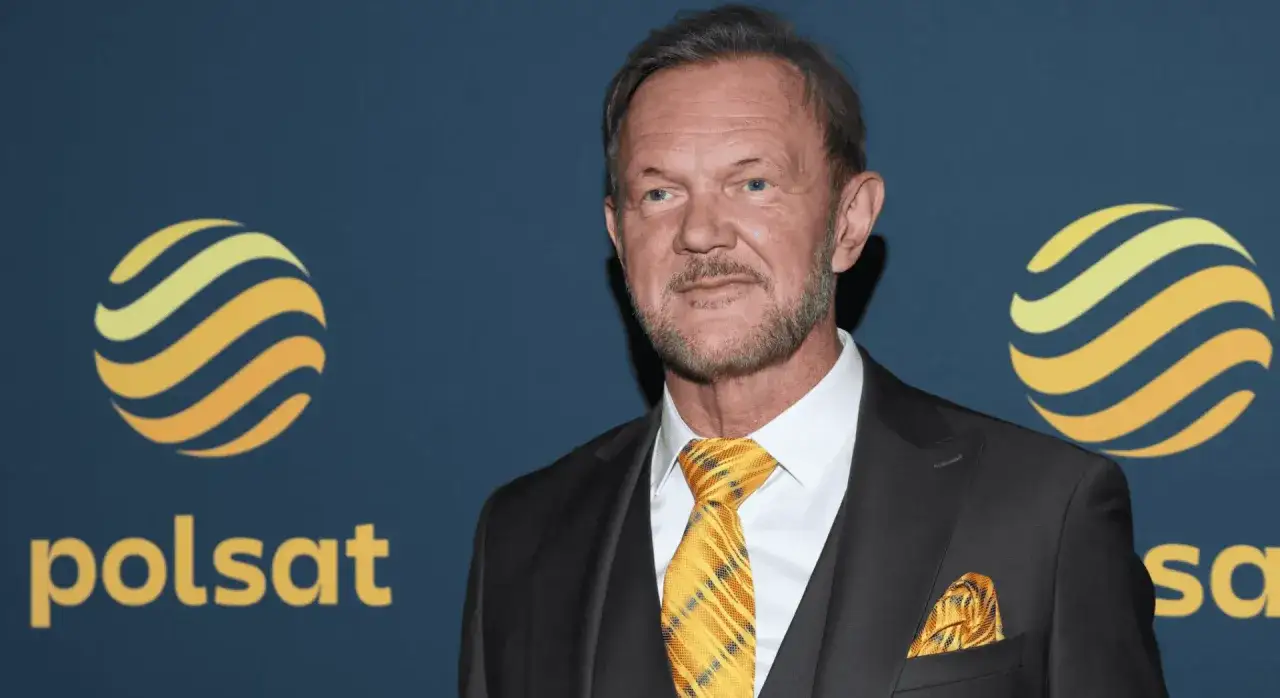 Aktor w garniturze i żółtym krawacie. Czy to on zdradzi, ile zarabiają polscy aktorzy za jeden dzień zdjęciowy w hicie kinowym?