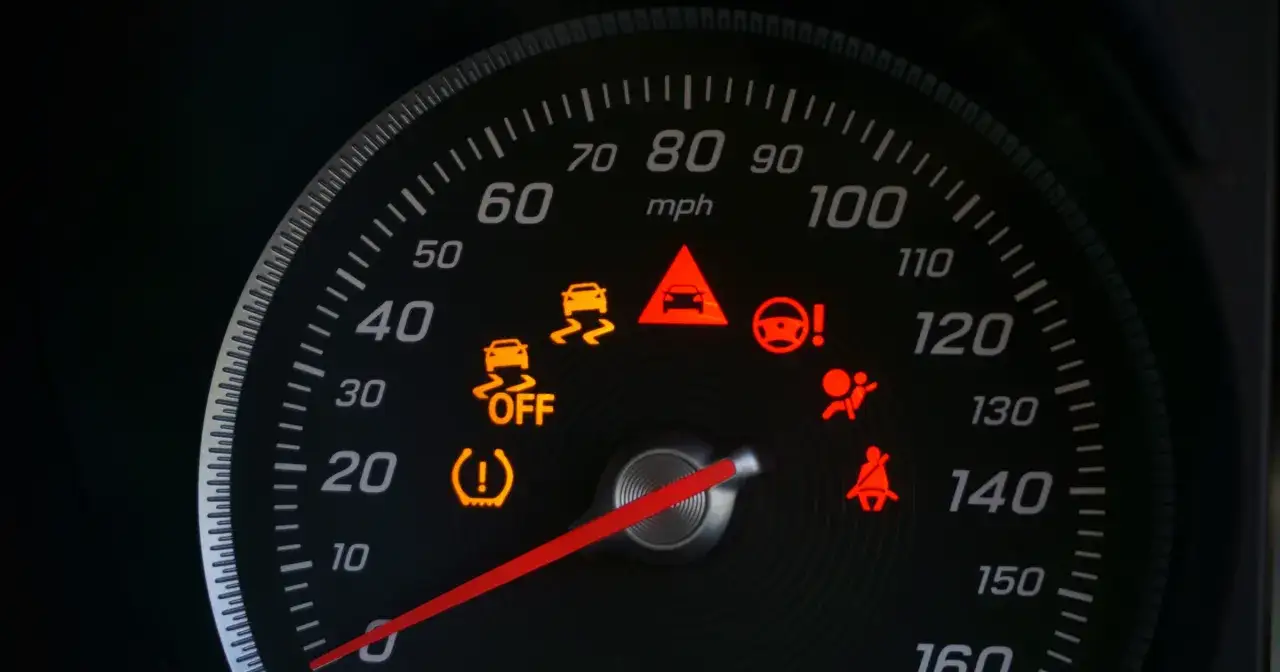 Na desce rozdzielczej świeci się kontrolka auto z kluczem, sygnalizując problem. Widoczne też kontrolki ESP, poduszki powietrznej i hamulca.