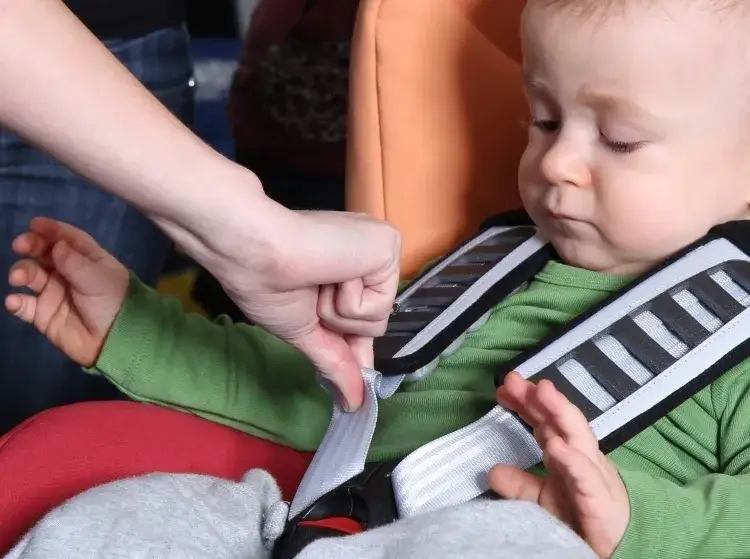 dziecko prawidłowo zapięte w foteliku test szczypnięcia