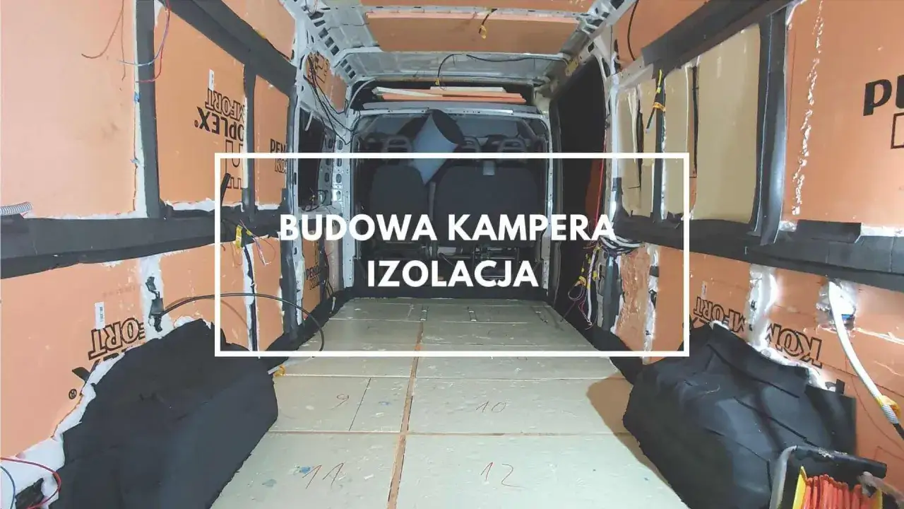 Wnętrze furgonetki w trakcie budowy kampera. Ściany i sufit wyłożone pianką izolacyjną, widoczne przewody elektryczne.