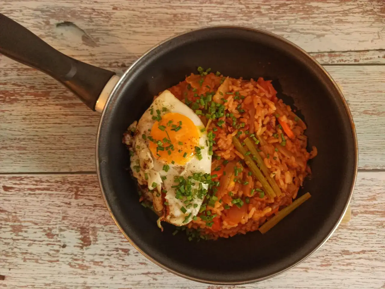 Kimchi w miseczce z pałeczkami, świeże, apetyczne