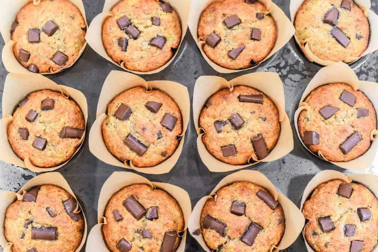 Pyszne muffinki bananowe z czekoladą, gotowe do zjedzenia.