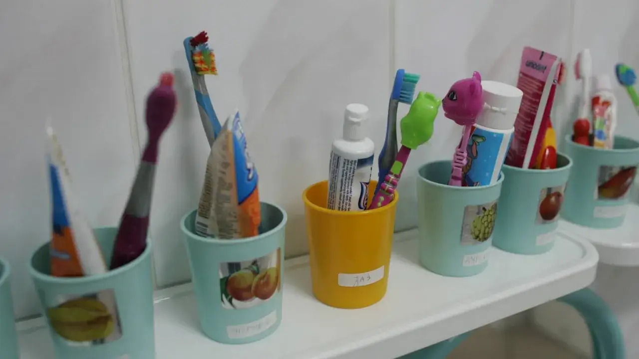 Kolorowe kubeczki z nazwami dzieci, pełne szczoteczek i past do zębów. Kiedy przyjdzie czas, gdzie wyrzucić szczoteczkę do zębów?
