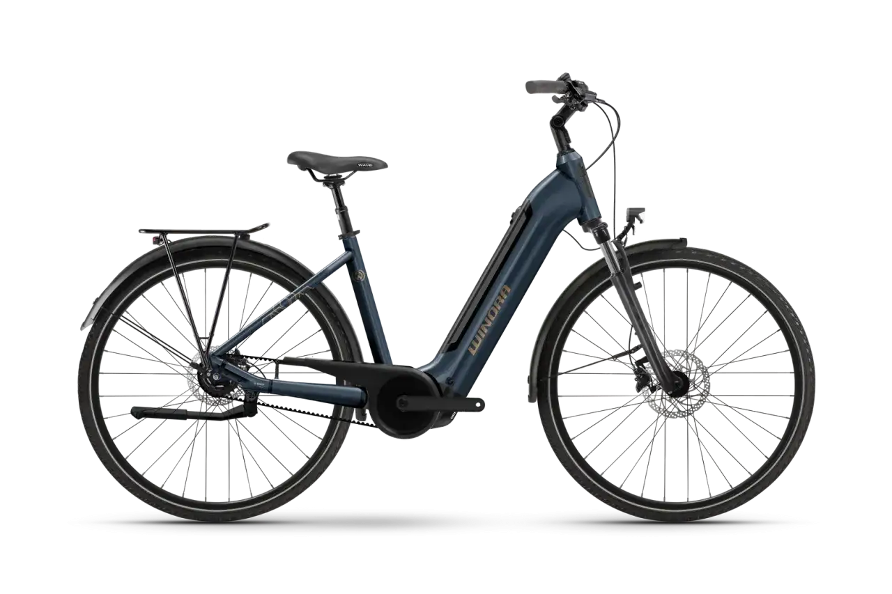 Elegancki, granatowy rower elektryczny Winora z bagażnikiem i oświetleniem. Idealny, by dowiedzieć się, jak wybrać rower elektryczny.
