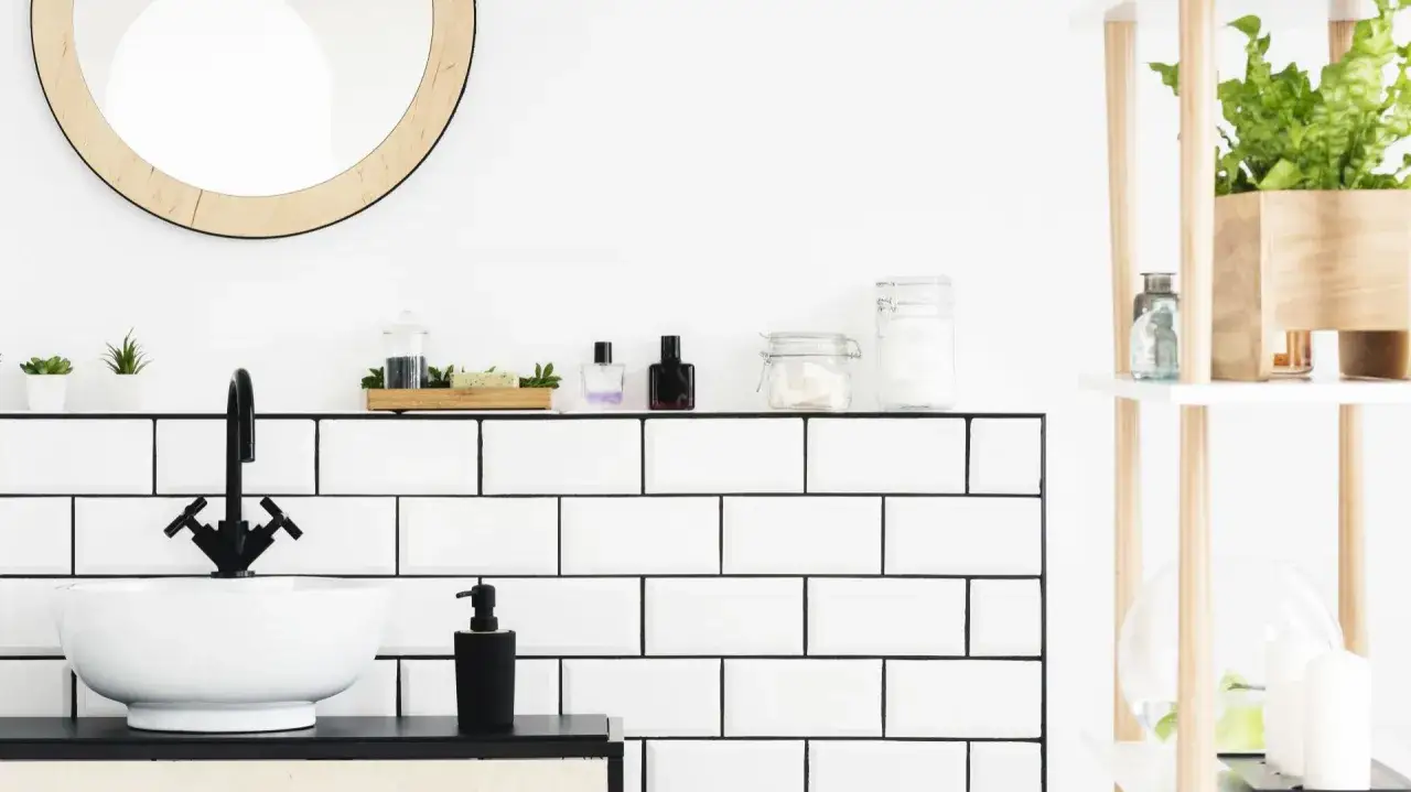 Białe płytki z czarną fugą w kuchni aranżacje