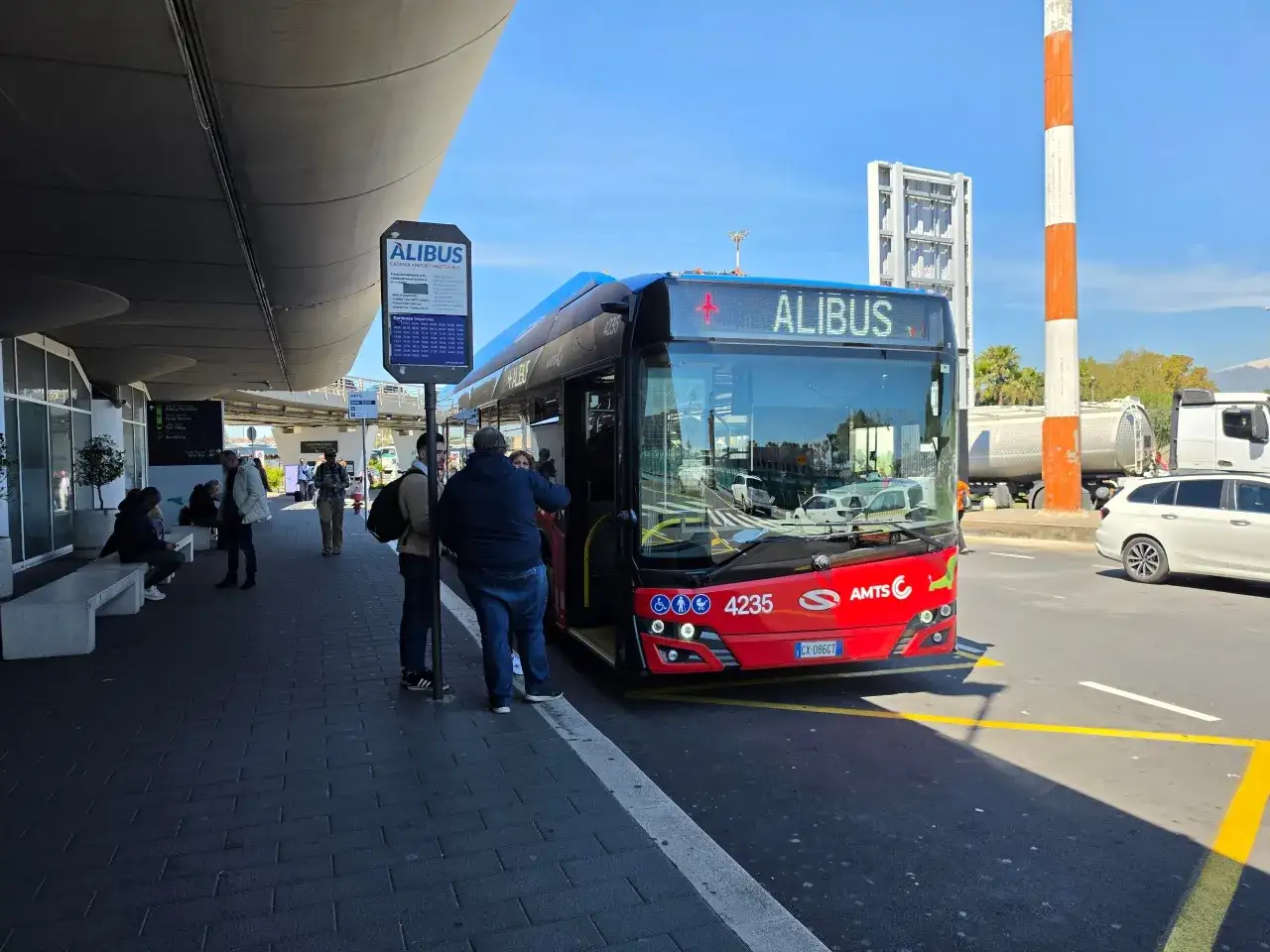 Autobus Alibus na lotnisku w Katanii, gotowy do odwiezienia pasażer&oacute;w do centrum.