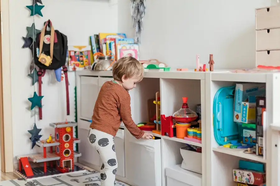 dziecko w pokoju sensorycznym z zabawkami