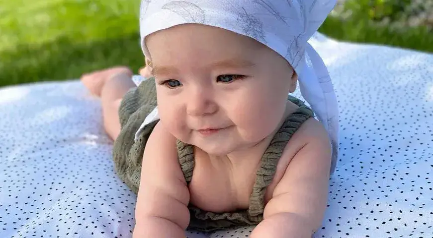 niemowlę 4 miesiące nowe umiejętności rozw&oacute;j