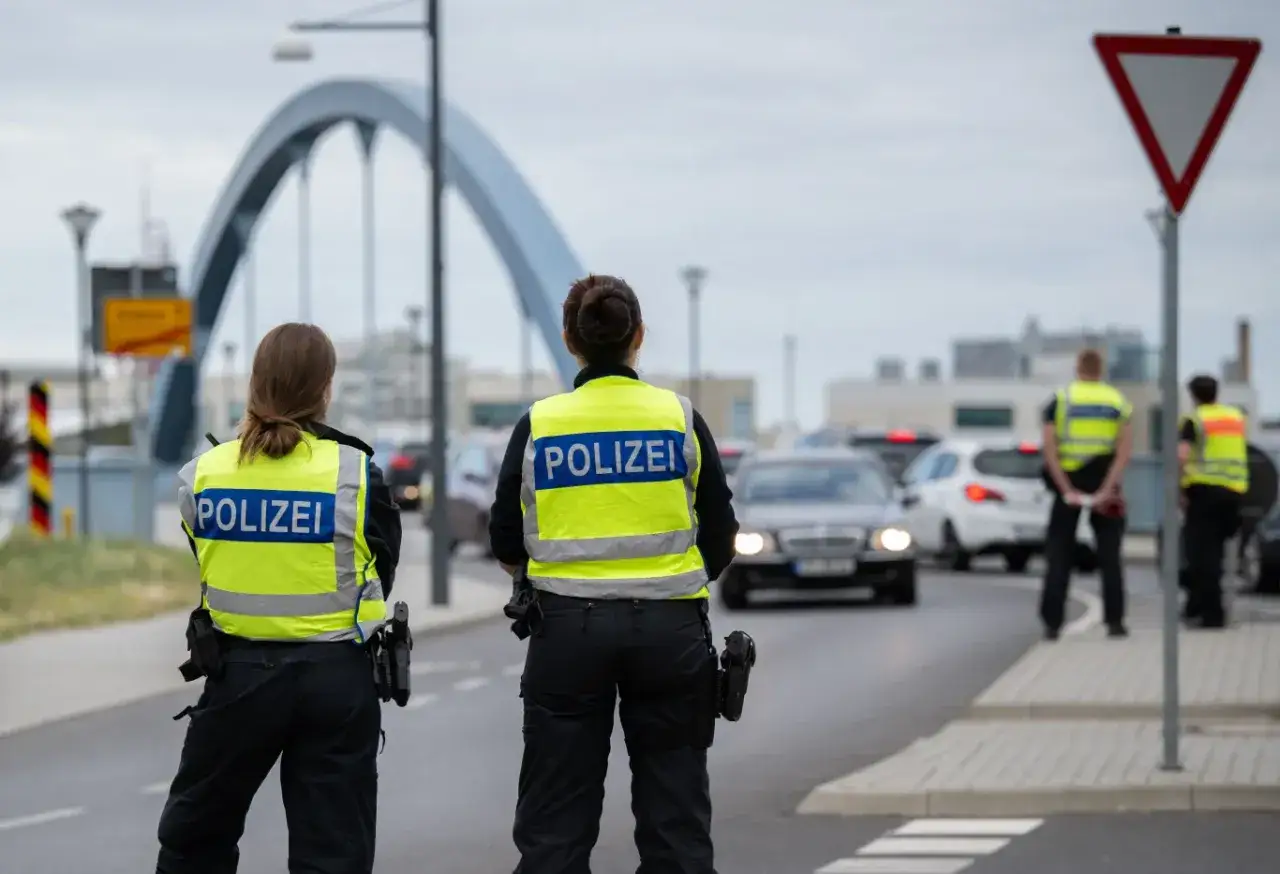 Policjanci kontrolują ruch na granicy. Zastanawiasz się, ile wódki można przewieźć do Niemiec? Funkcjonariusze czuwają nad bezpieczeństwem.