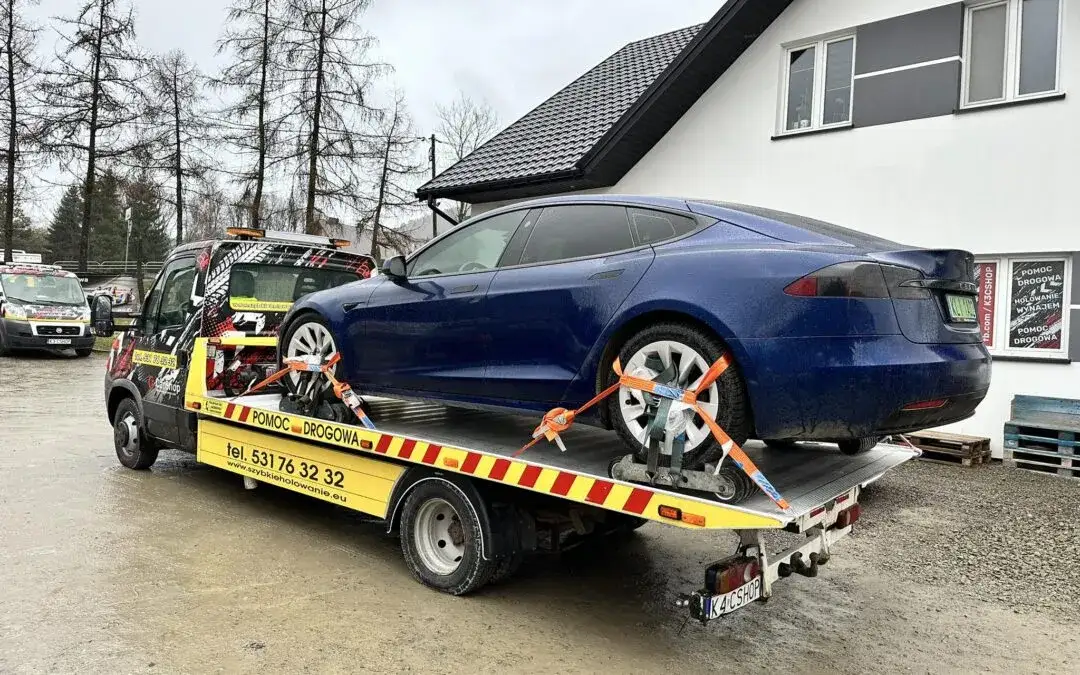 Holowanie samochodu elektrycznego na lawecie