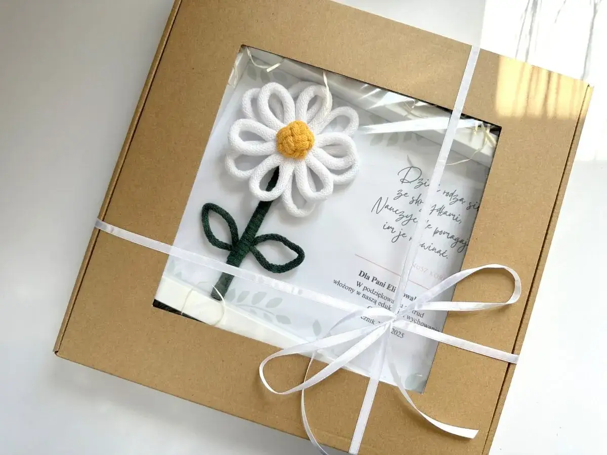 uczeń wręcza kwiaty wychowawcy, podziękowania dla nauczyciela