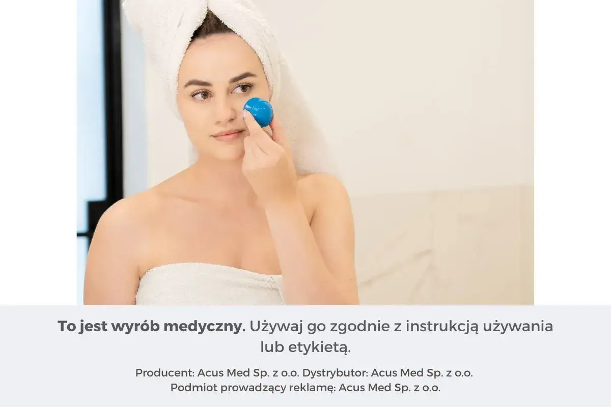 Kobieta z ręcznikiem na głowie delikatnie masuje policzek niebieską bańką chińską do twarzy, dbając o swoją cerę.