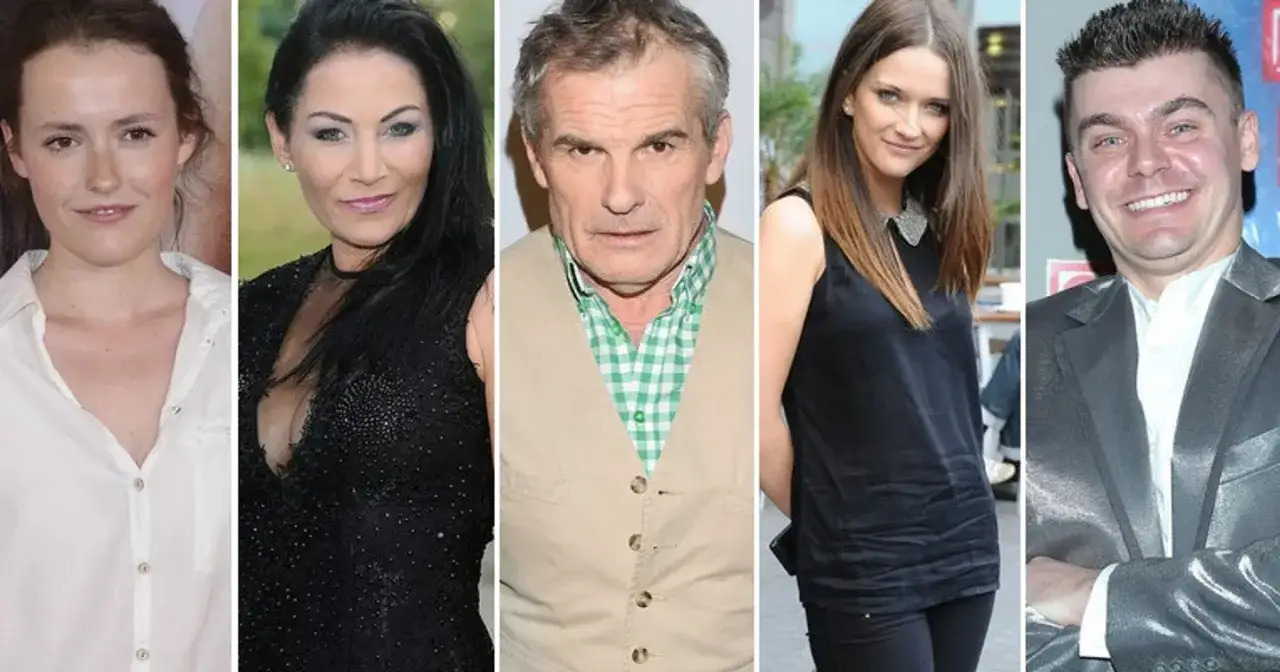 Pięć os&oacute;b, w tym kobieta w białej koszuli, kobieta w czarnej sukience, mężczyzna w kamizelce, kobieta w czarnej bluzce i mężczyzna w garniturze. Kto jest agentem gwiazdy?