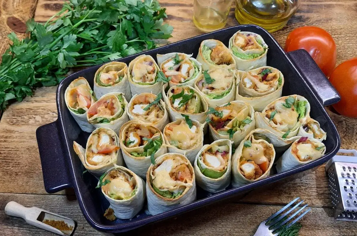 R&oacute;żne warianty zapiekanki z tortillą: z kurczakiem, wegetariańska