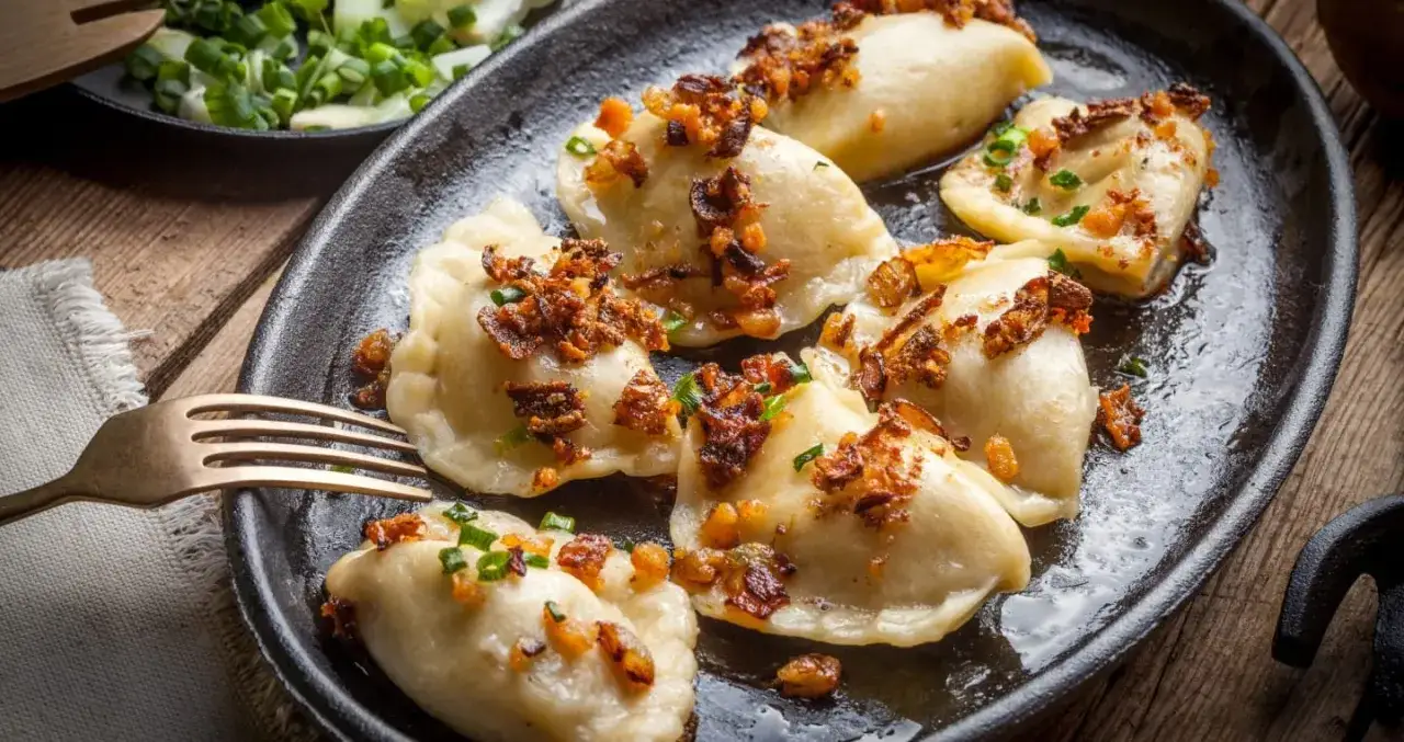 Polskie pierogi ruskie na talerzu
