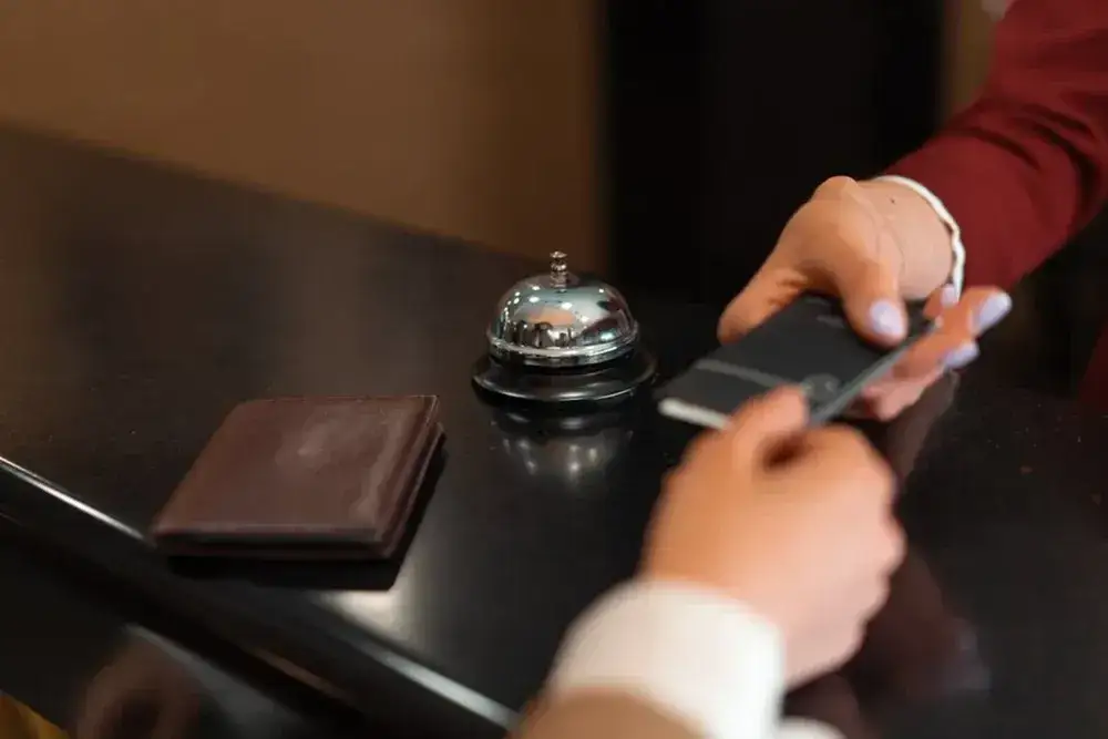 Tester hoteli notujący spostrzeżenia w luksusowym hotelu