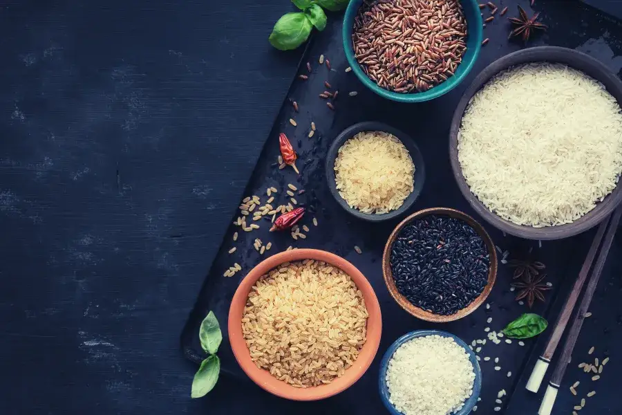 r&oacute;żne rodzaje ryżu w miseczkach